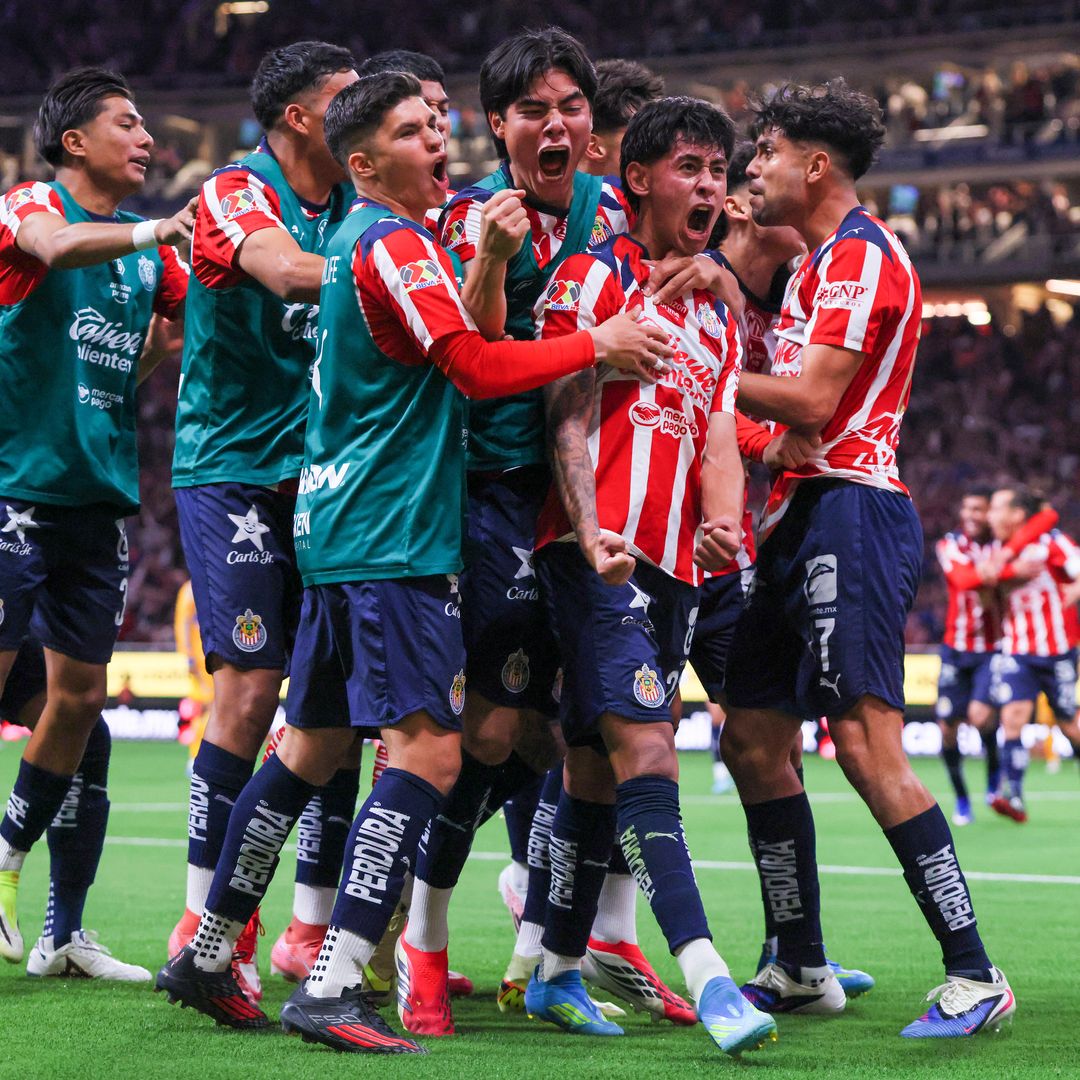 Jugadores de Chivas en un partido de Liga MX